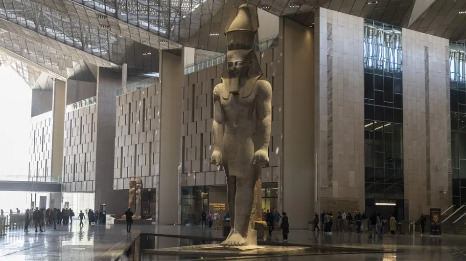 Statua Ramzesa Wielkiego w Wielkim Muzeum Egipskim w Gizie